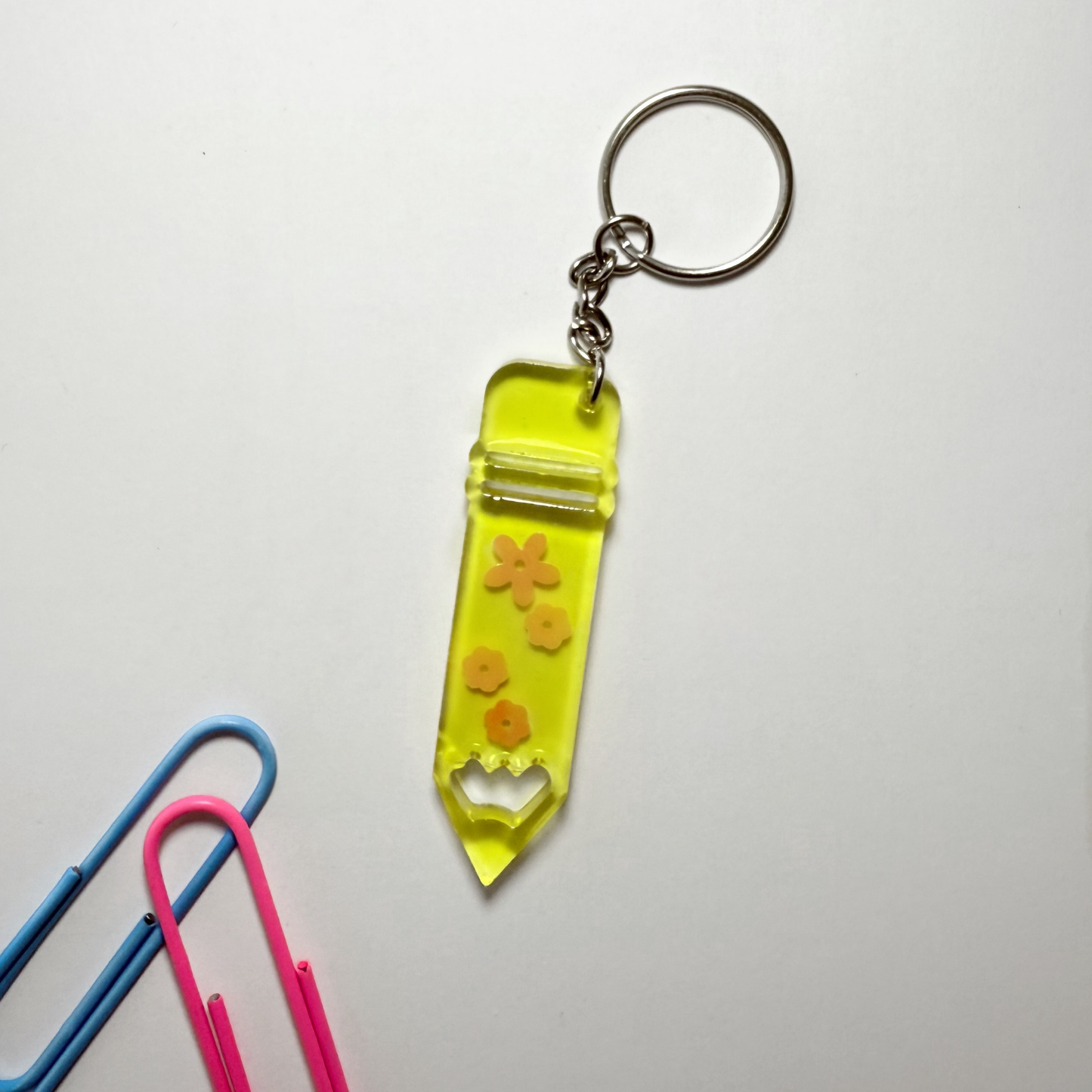 Porte-clés "crayon" en résine