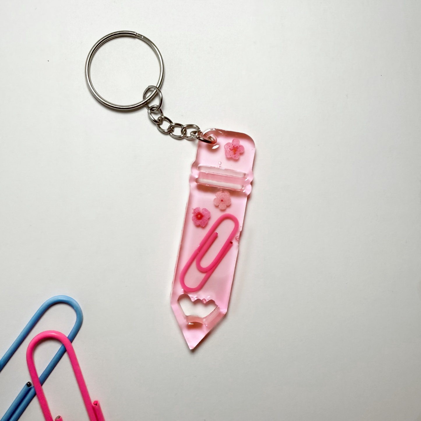 Porte-clés "crayon" en résine