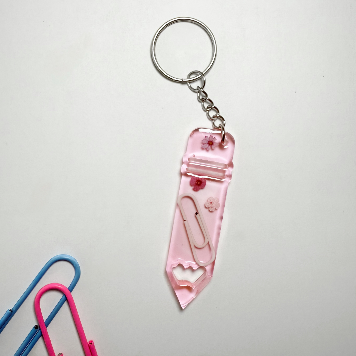 Porte-clés "crayon" en résine