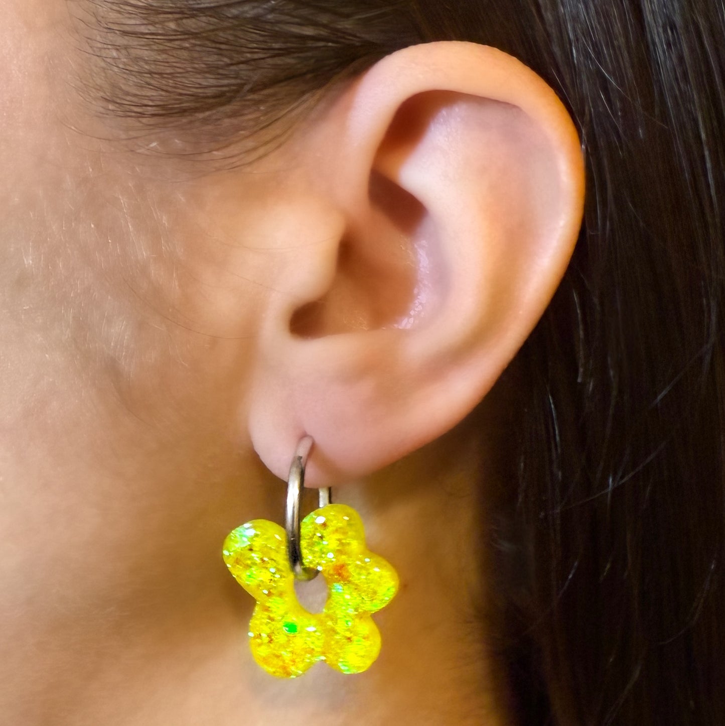 boucle oreille resine epoxy anneaux or argent paillettes pampille pendentif fleur flower personnalisable personnalise marion papillon geneve suisse anneau argent fleur flower jaune fluo