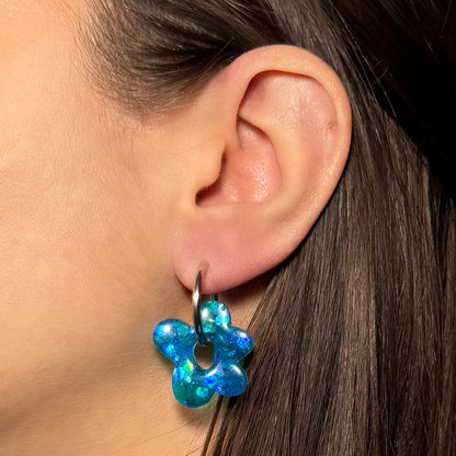 boucle oreille resine epoxy anneaux or argent paillettes pampille pendentif fleur flower personnalisable personnalise marion papillon geneve suisse anneau argent flower fleur bleu