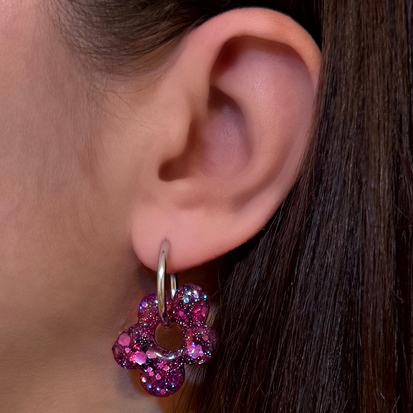 boucle oreille resine epoxy anneaux or argent paillettes pampille pendentif fleur flower personnalisable personnalise marion papillon geneve suisse violet