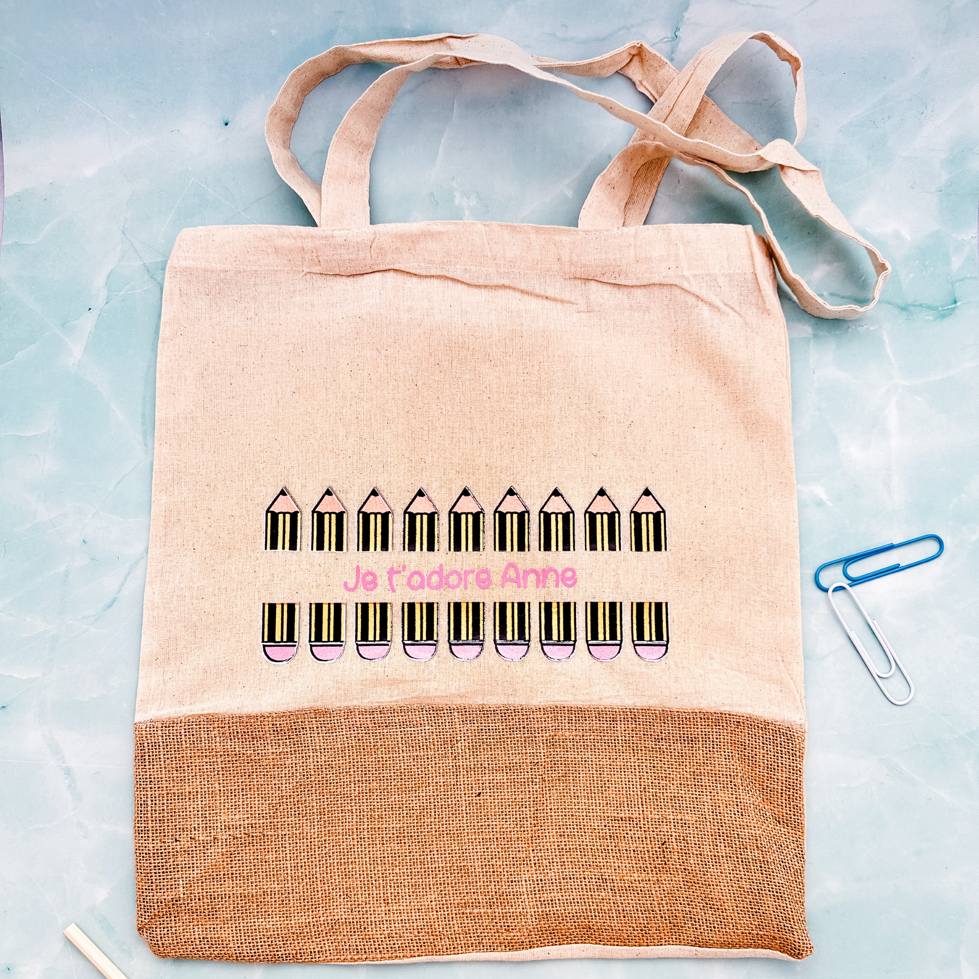 tote bag sac tissus coton crayons fete des ecoles fin annee scolaire nounou maitresses maitresse maitres maitre personnalise personnalisable fait main marion papillon geneve suisse