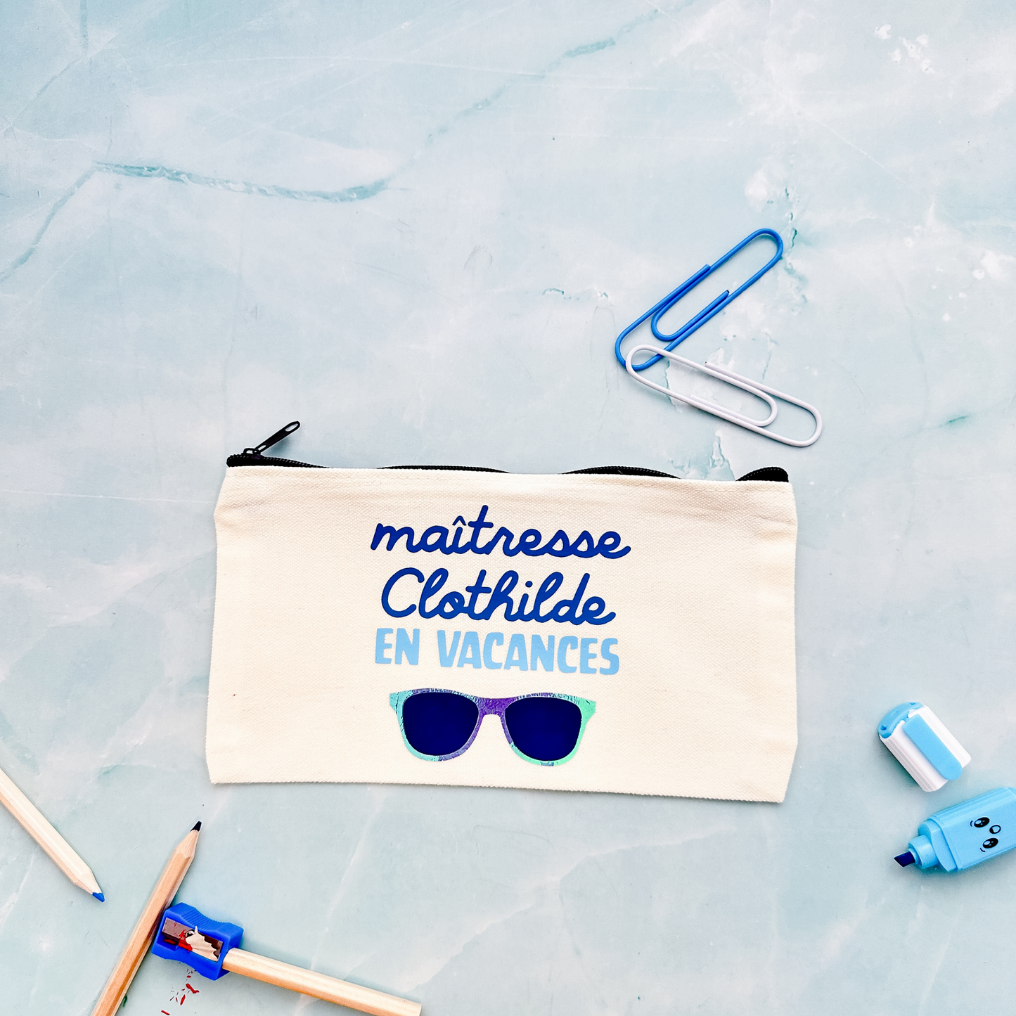 pochette trousse tissus coton neocolores fete des ecoles fin annee scolaire nounou maitresses maitresse maitres maitre personnalise personnalisable fait main marion papillon geneve suisse